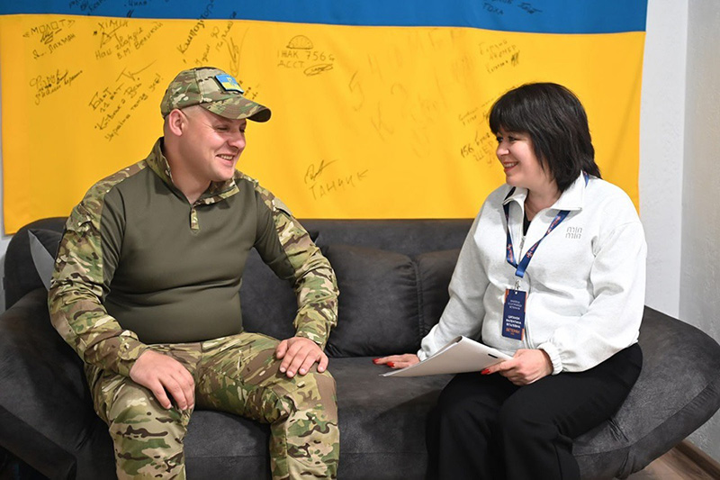 Захисник із Іванівки Роман Цівун і фахівчиня із супроводу ветеранів війни та демобілізованих осіб Валентина Циганок у "Ветеранському просторі" в Кагарлику Захисник із Іванівки Роман Цівун і фахівчиня із супроводу ветеранів війни та демобілізованих осіб Валентина Циганок у "Ветеранському просторі" в Кагарлику