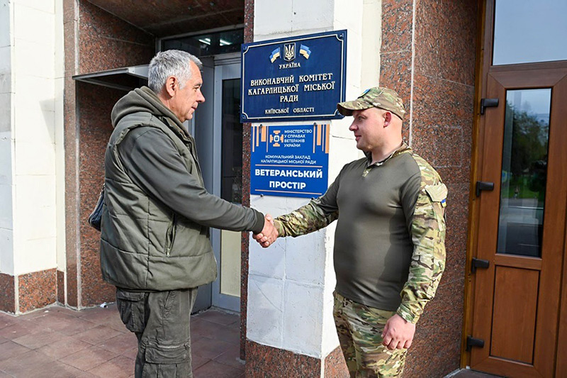 Зустріч побратимів: учасники бойових дій Віктор Великий, керівник громадської організації «Хоробрі серця Кагарличчини» та Роман Цівун Зустріч побратимів: учасники бойових дій Віктор Великий, керівник громадської організації «Хоробрі серця Кагарличчини» та Роман Цівун
